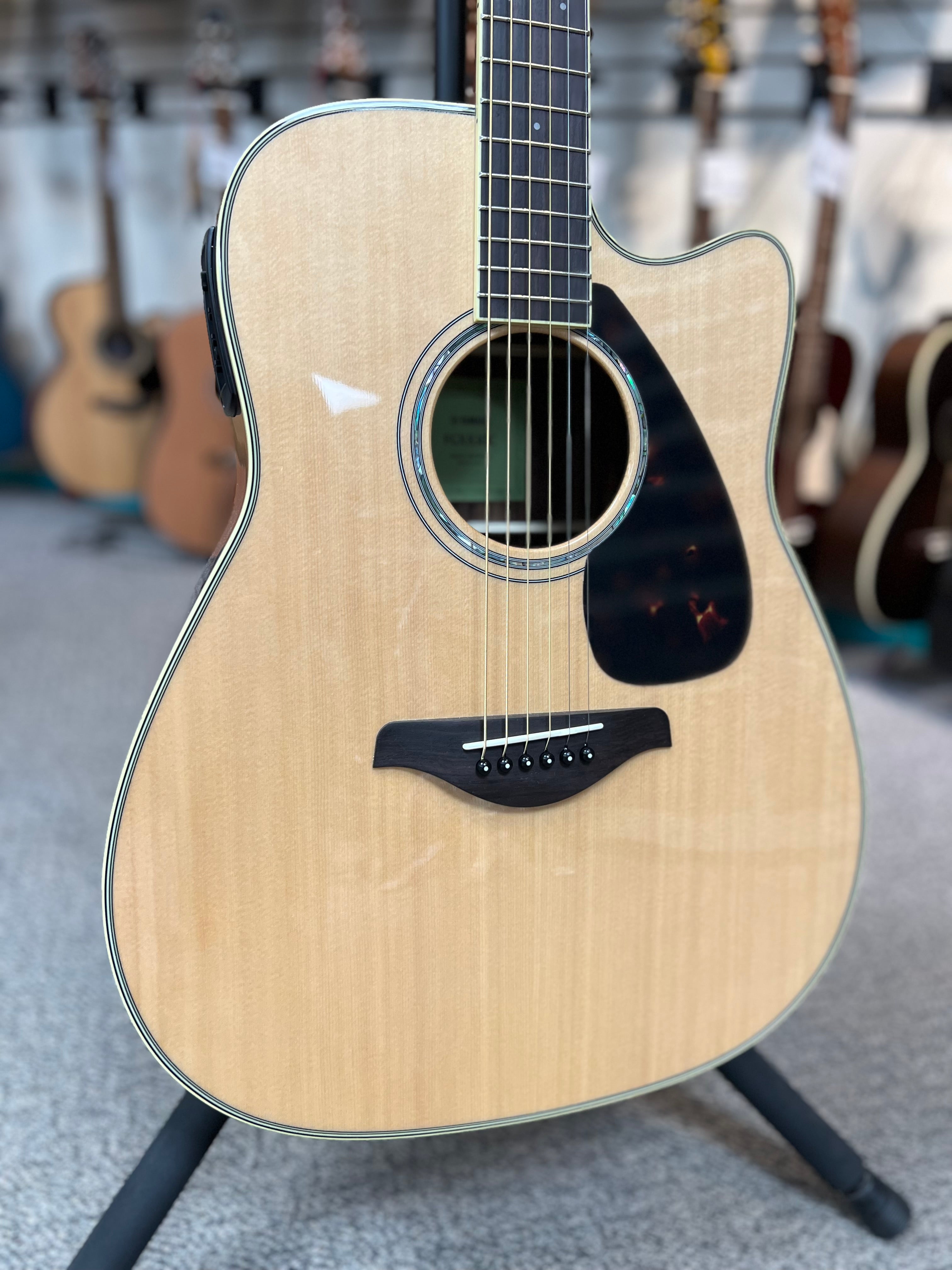 Yamaha FGX830C Acoustic/Electric Guitar with Solid Sitka Spruce Top & Rosewood Body (B-Stock)