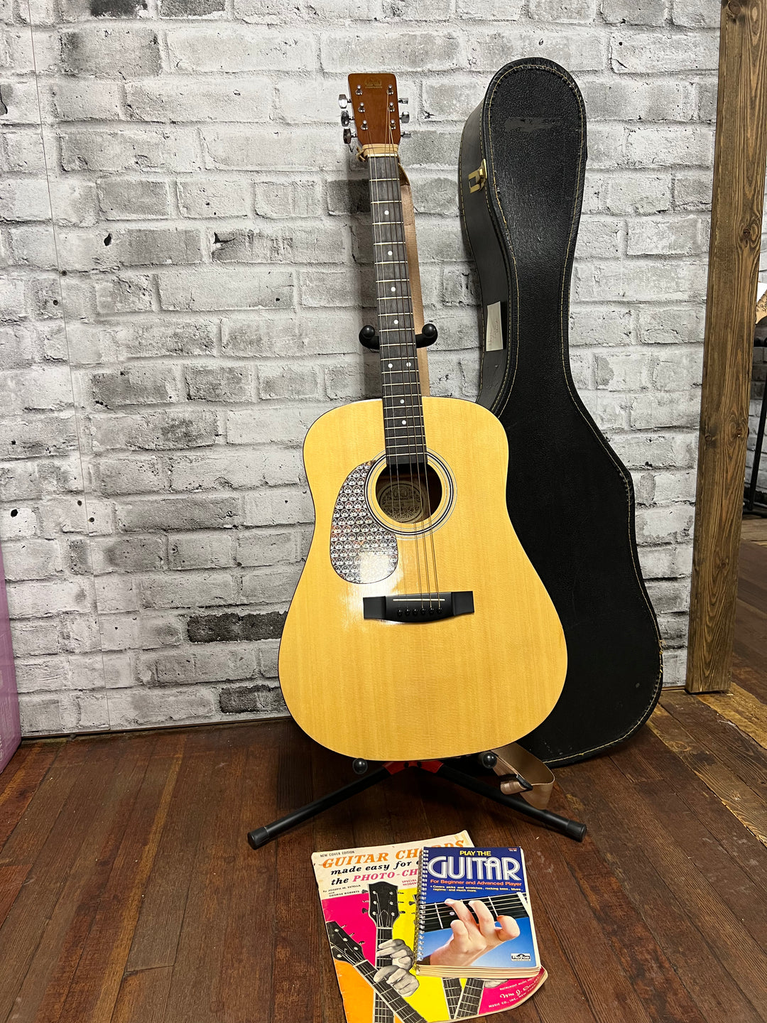 Used Hondo Acoustic Guitar (lefty) w/ Case & Books
