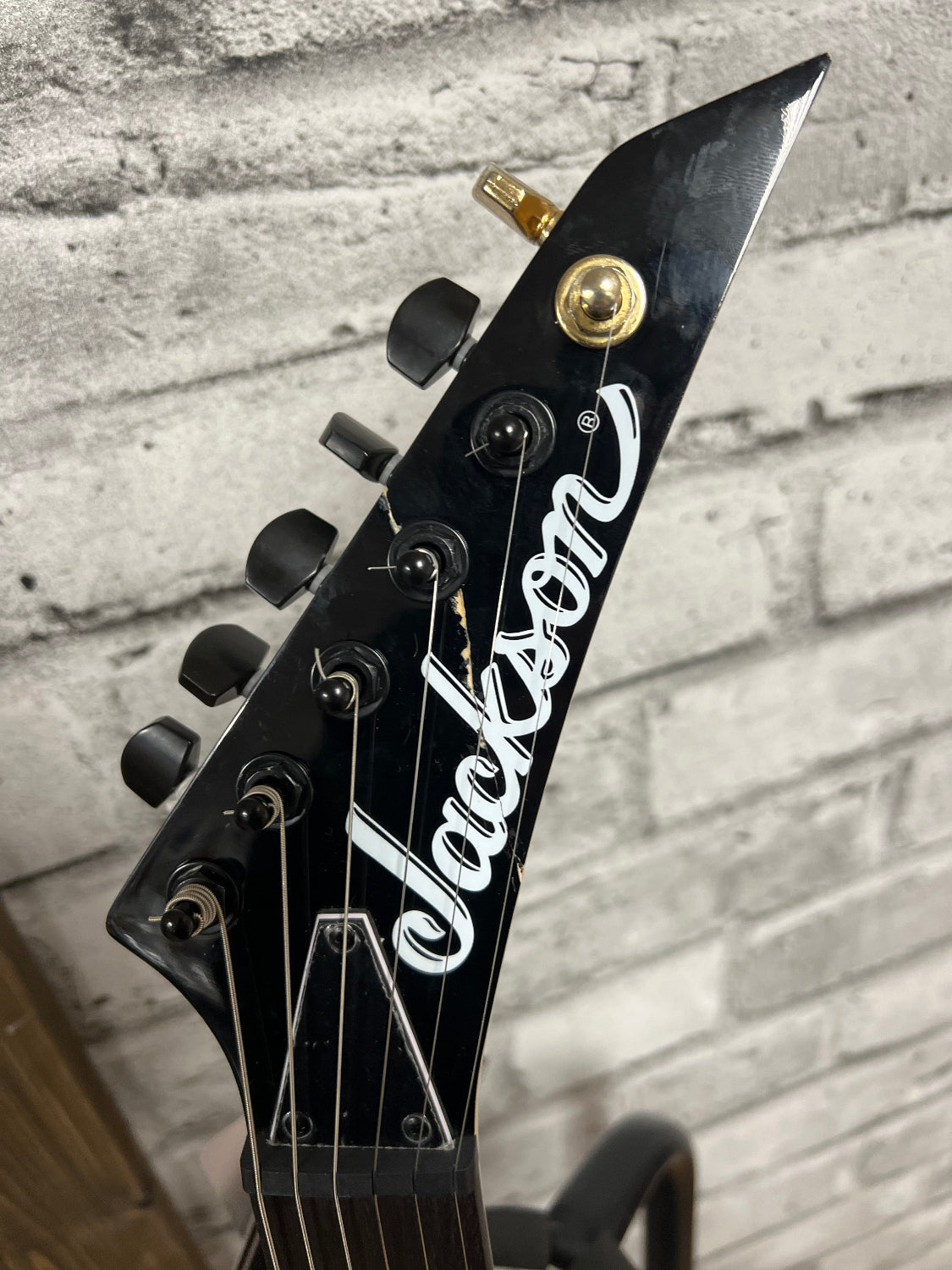 B-Stock Jackson JS11 Dinky – Gloss Black(No whammy bar)