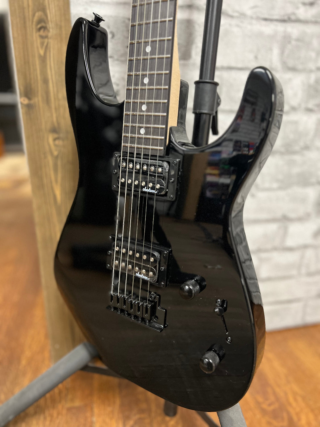 B-Stock Jackson JS11 Dinky – Gloss Black(No whammy bar)