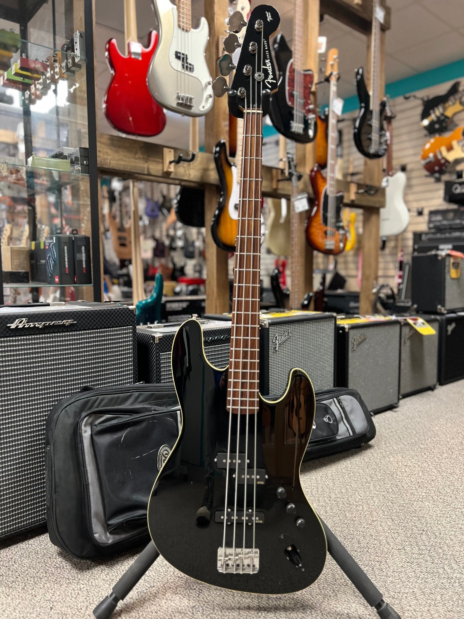 Used Fender Aerodyne Jazz Bass, Black w/ padded gigbag – Faders