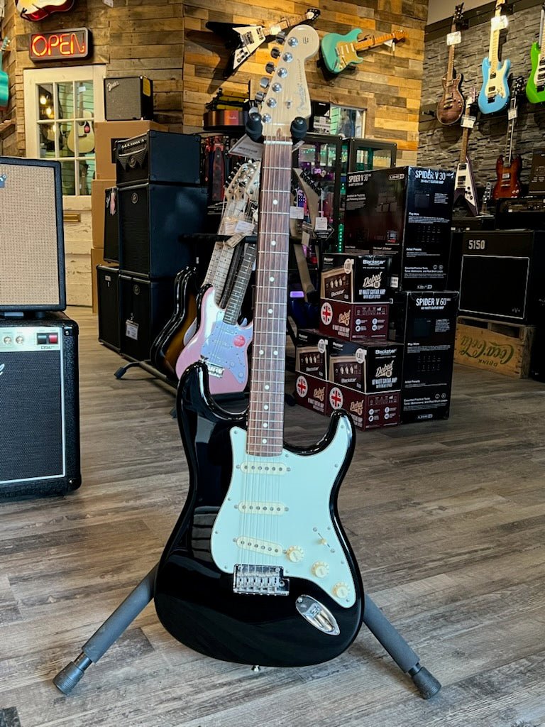 USED Fender American Pro Stratocaster®, Rosewood Fingerboard, Black by FMIC