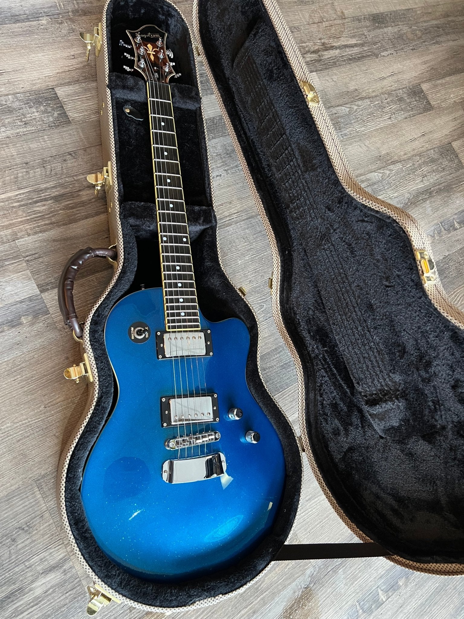 Hagstrom D2H オリジナルギグバック付 Used Hagstrom D2H Electric Guitar Sparkle Blue w/Case