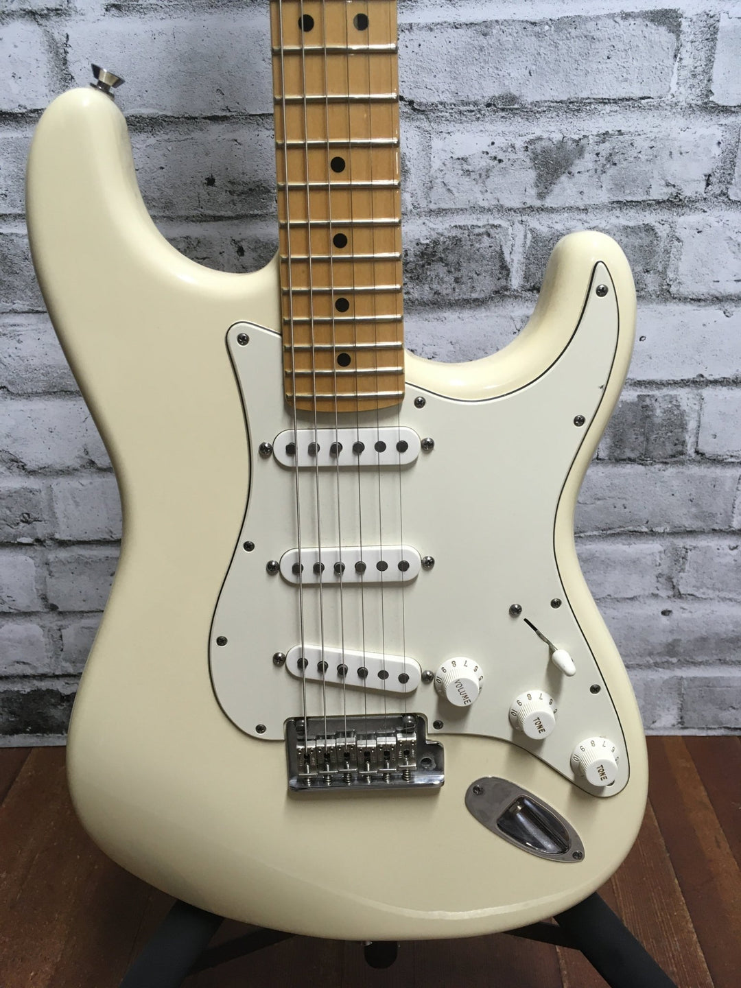 USED: 2009 Fender American Standard Stratocaster - Olympic White w/ Hard Shell Case by Faders Music Inc.